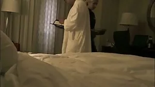 Atât de foame îi dă la prima batrane paroase întâlnire