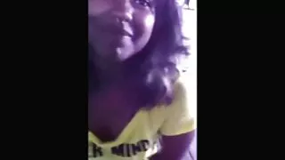 Bruneta cu filme porno cu paroase ochelari si fusta sare pe pula
