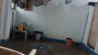 În timp ce părinții sunt departe, student dă coleg student cur mare paros