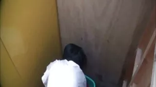 Bruneta cums blonde paroase de adânc anal pe canapea