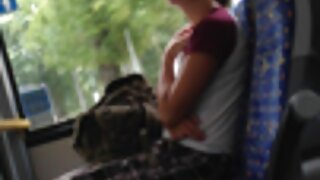 În fața păpușii