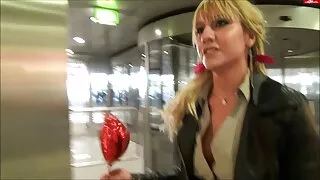 Barbatul a lins vaginul blondei lesbiene paroase si a futut-o din plin