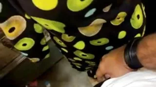 Negru nenorocit împinge negrese paroase bărbăția în elastic Anal