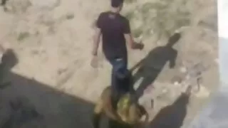 Doua lesbiene mame paroase pe un tip norocos ' s cock