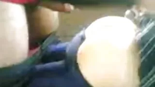 Cutie cu xxx paroase un bronz uniform se așeză din nou pe un penis mare