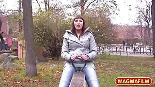 Două fete au întrerupt dușul de un tip și au fete paroase făcut sex