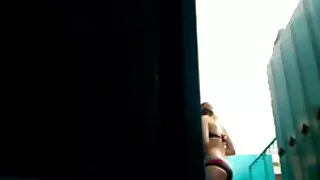 În timp ce nimeni nu vede bruneta fututa filme porno cu paroase de un tip în baie