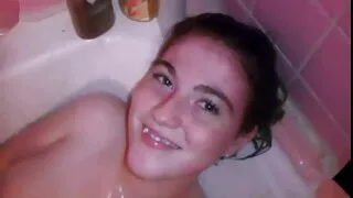 Fata întunecată îi place paroase xxx să obțină cocoși în găuri în gang bang.
