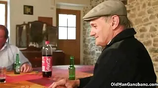 Blonde filme porno cu femei paroase geme de trepidant cocoș în vagin