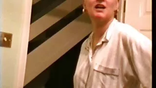 Eleva strivita o blonda frumoasa, sex cu paroase sub indrumarea unei femei mature