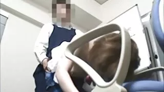 Fata cu ochelari porno cu grase flocoase in ciorapi se distreaza cu pula lui hahal in vagin