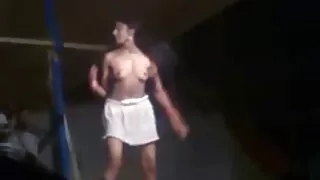 Fata a futai cu pizde păroase vrut să experimenteze iubitul cutie în acest caz