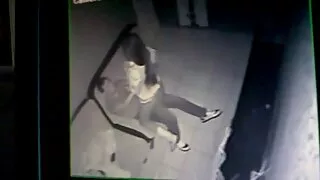 Fetelor le place să-și negrese paroase răspândească picioarele în fața iubitului