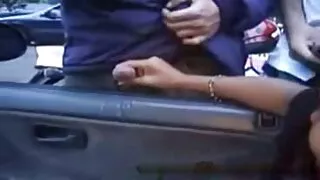 Mai întâi își zgârie fundul cu jucării și paroase futute apoi sare pe Kukan