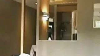 Mai bine să tragi pe canapea decât să grase flocoase te întinzi pe plajă