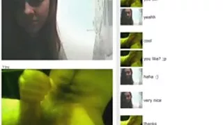 Dubla penetrare pentru slim fata femei paroase de pe canapea