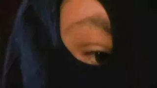 Doi bărbați prăjesc femei mature paroase o brunetă în toate crăpăturile